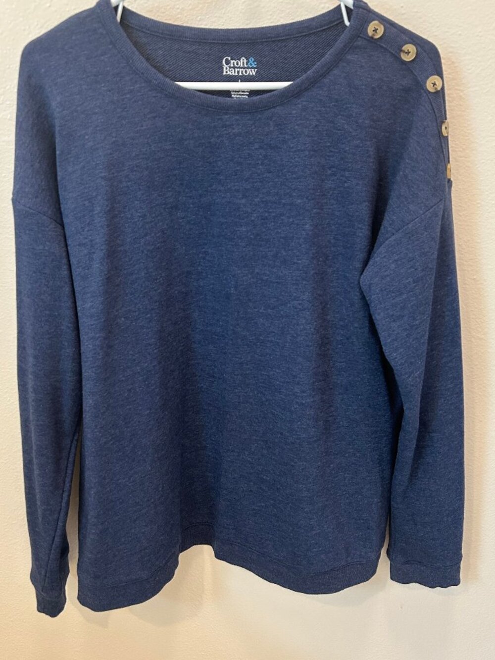 NWOT Croft and Barrow heathered blue button shoulder sweatshirt, Size L
